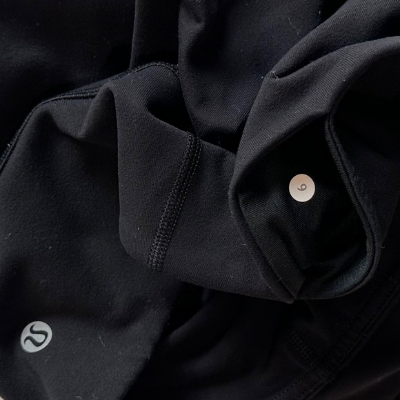 Lululemon Black Crop‎ Leggings - Size 6 ( No Size Tag / Yes Size Dot). - Picture 4 of 7